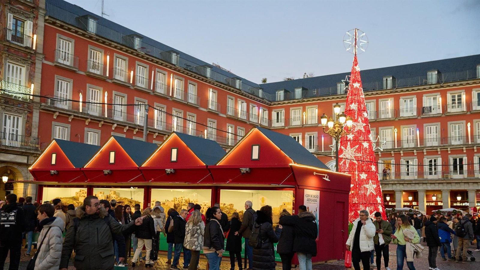 La tradición de los mercadillos navideños inunda la capital con luces, puestos y pistas de patinaje