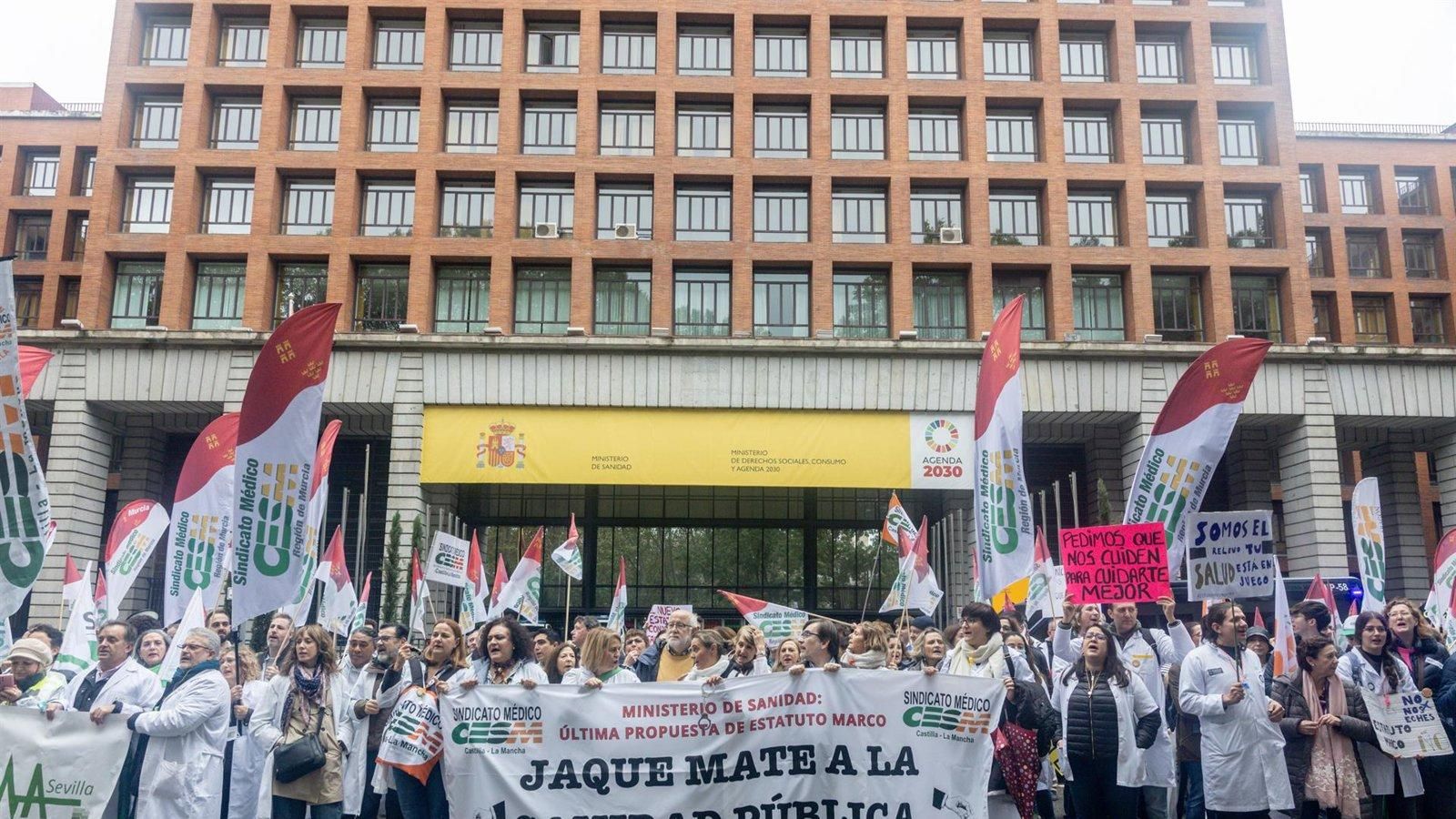 Los médicos vuelven a manifestarse en Madrid para pedir un estatuto profesional propio y mejoras laborales