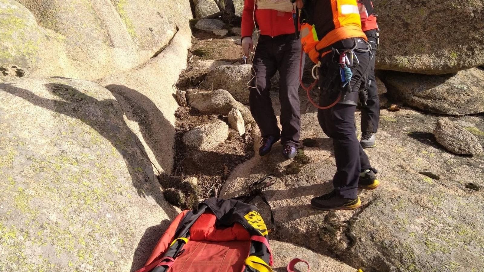 Bomberos y GERA rescatan a escaladores atrapados en La Pedriza