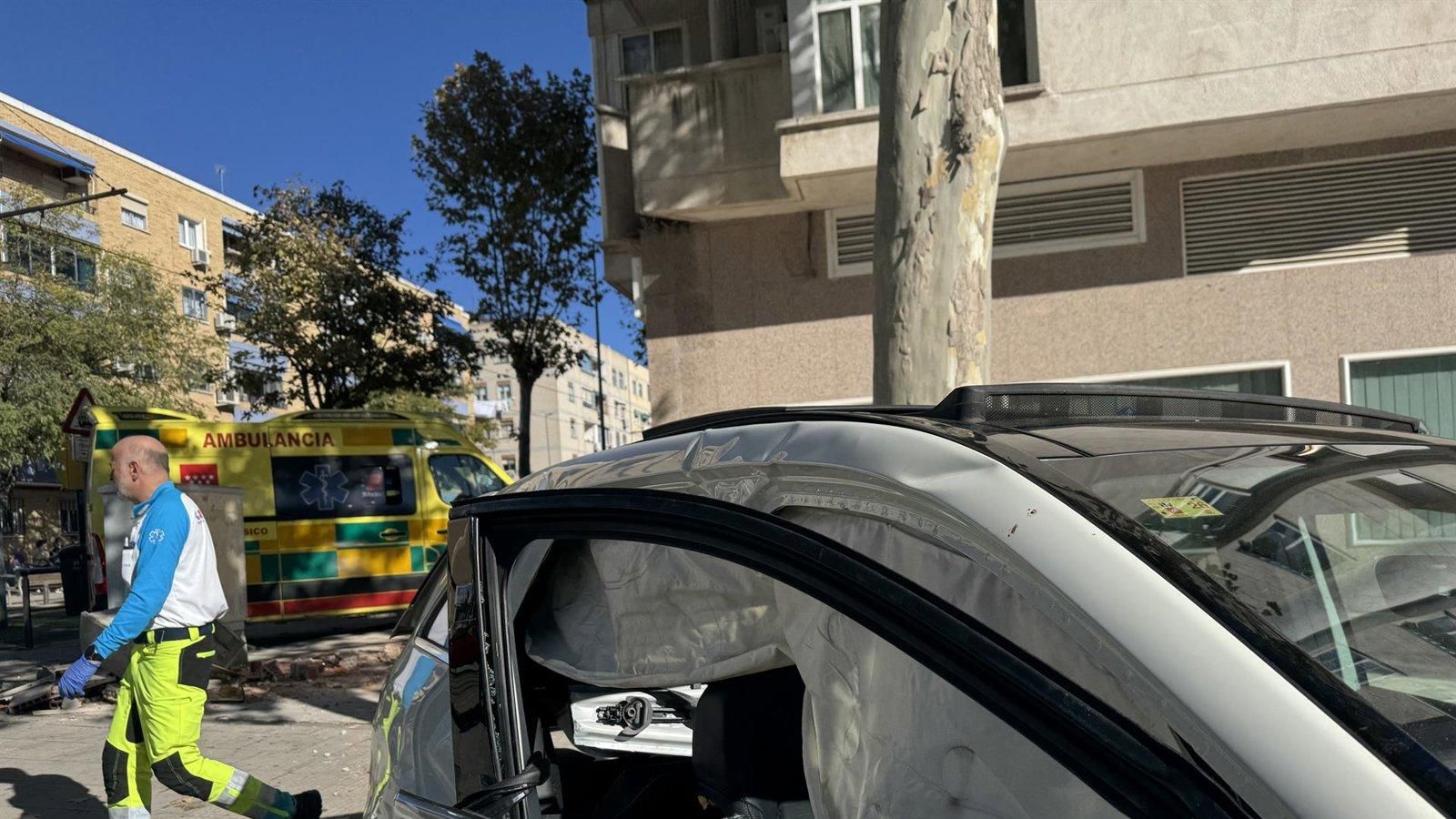 Dos heridos graves tras chocar un coche con el tranvía en Parla