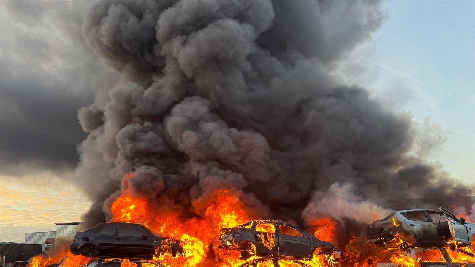 Un incendio en un desguace de San Martín de la Vega destruye vehículos y pone en riesgo naves cercanas
