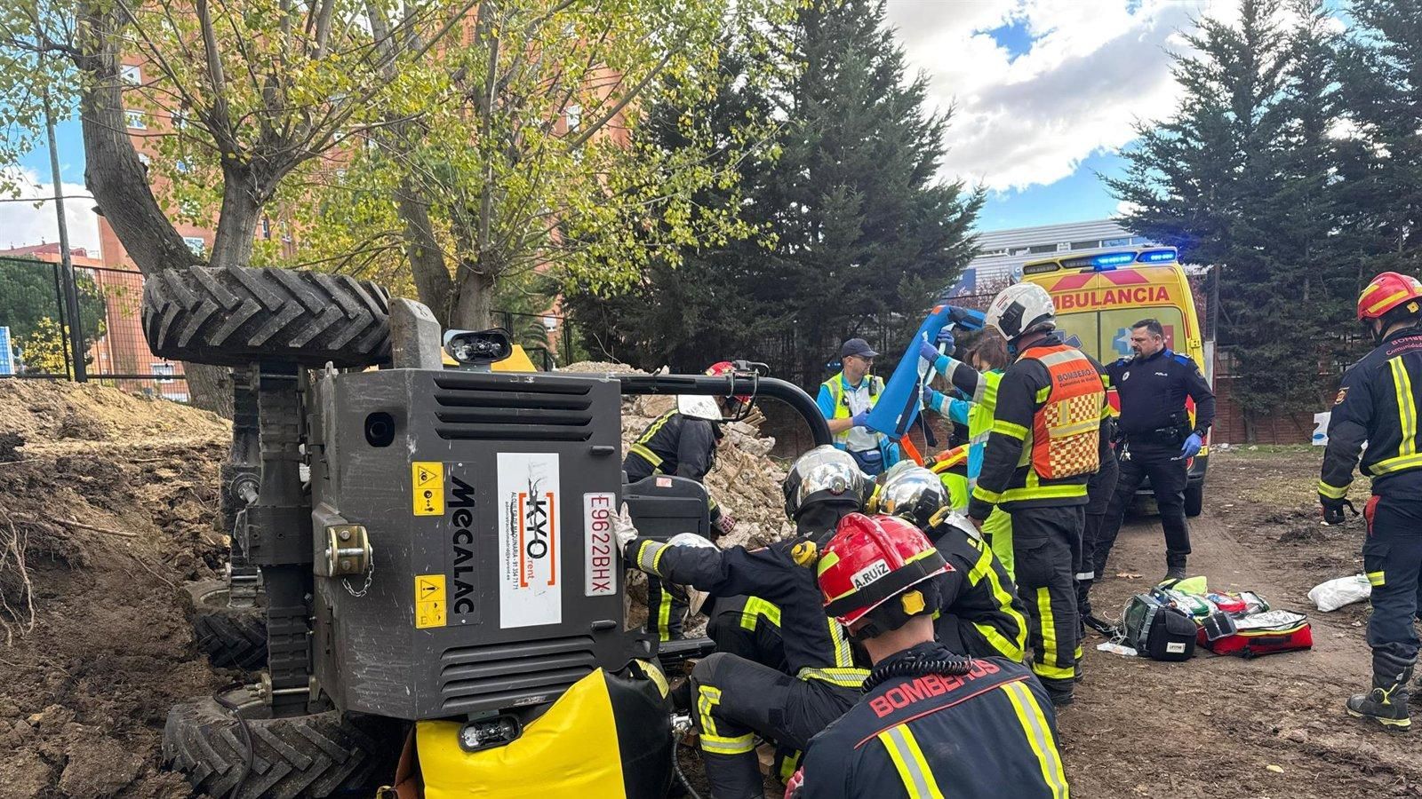 Un accidente laboral en Leganés deja un trabajador con fracturas al quedar atrapado por un dumper