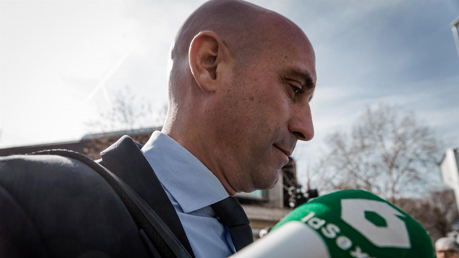 La Policía detiene al tío de Rubiales tras lanzarle huevos en la presentación de su libro