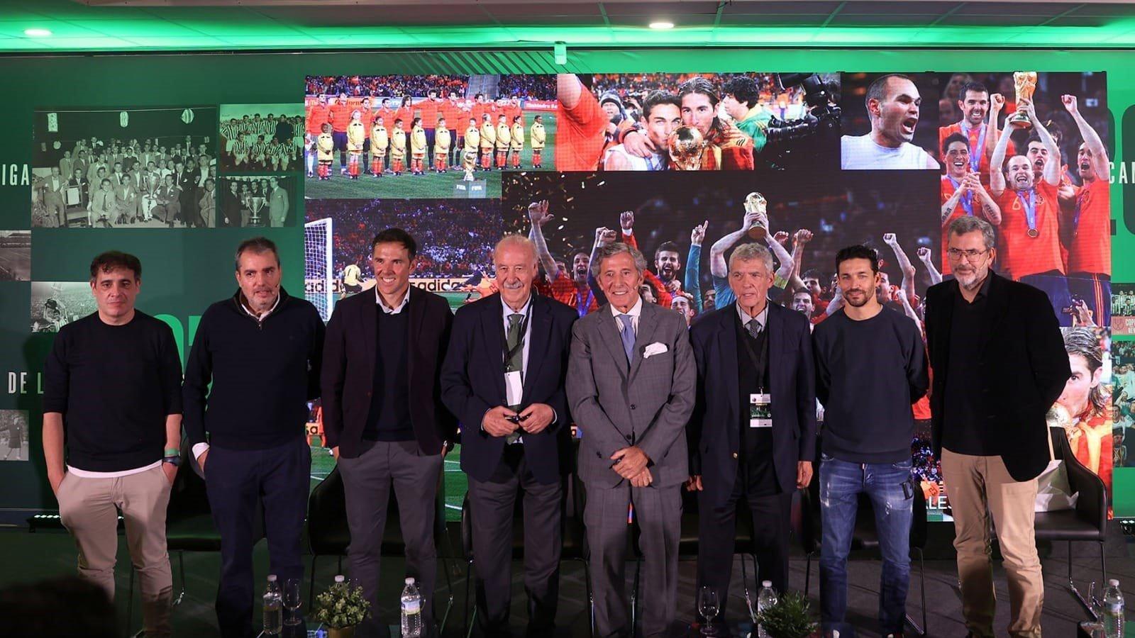 Del Bosque y referentes del fútbol español evocan en Sevilla el gol de Iniesta