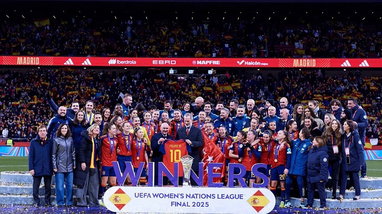 El rey Felipe VI entrega el trofeo a las campeonas de la Liga de Naciones y recibe una camiseta de la selección