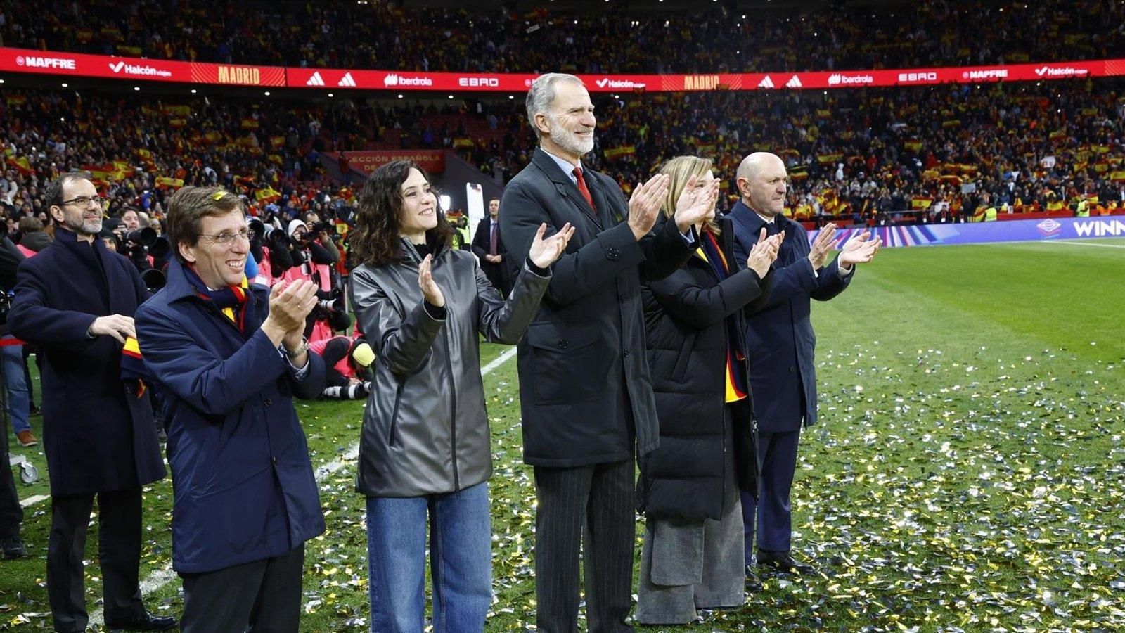 Ayuso y Almeida celebran la victoria de la selección femenina en la Liga de Naciones en el Metropolitano