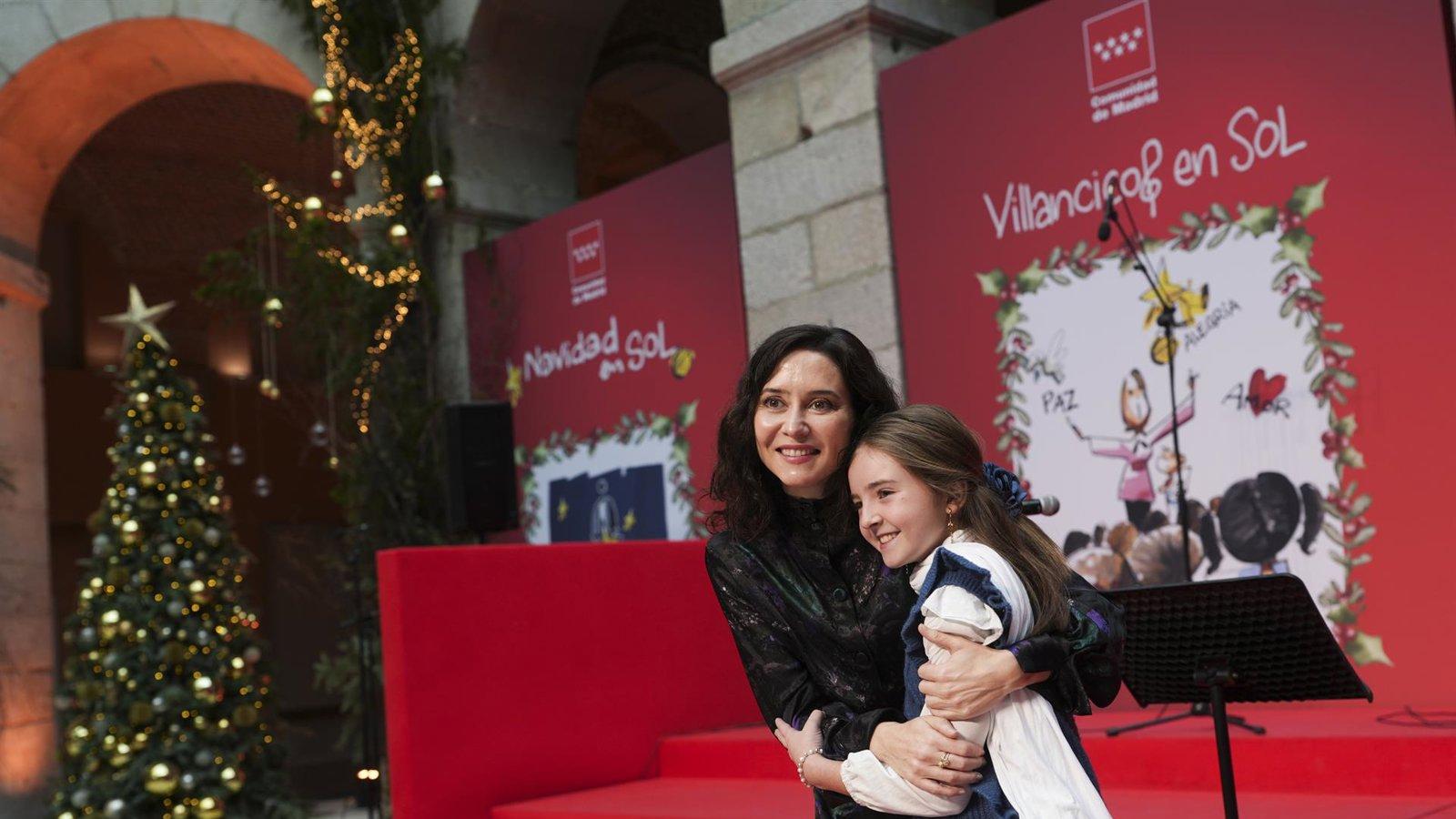 Ayuso asiste a la actuación navideña de Lucía Torres en la Real Casa de Correos