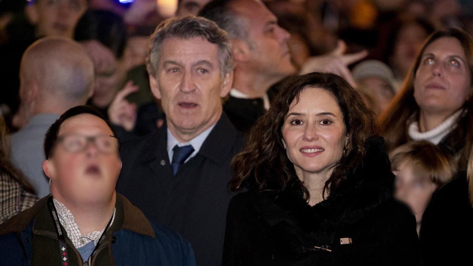 Ayuso felicita la Navidad con un concierto de Hakuna en la Puerta del Sol