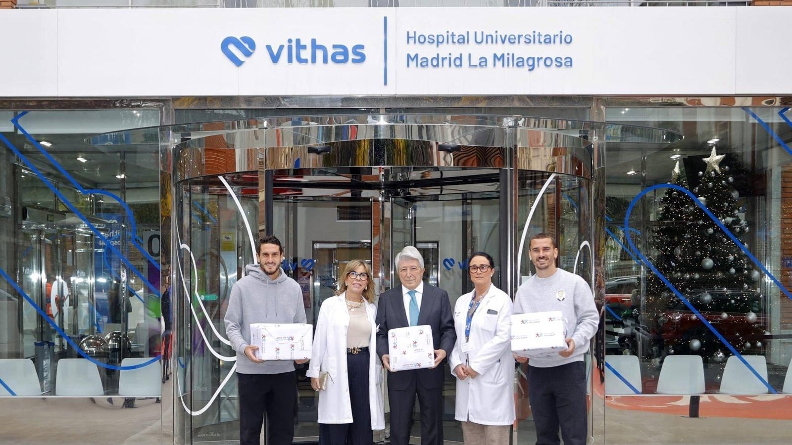 El Atlético de Madrid visita hospitales madrileños para llevar regalos a pacientes infantiles