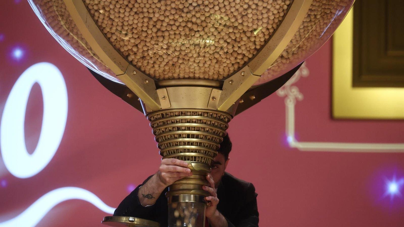 El 23.112, primer quinto premio, reparte 66.000 euros en varios puntos de Madrid