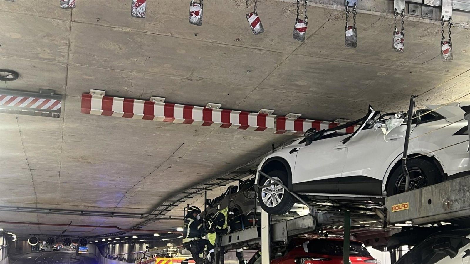 Bomberos de Madrid intervienen para liberar un tráiler con coches atrapado en el túnel de Bailén