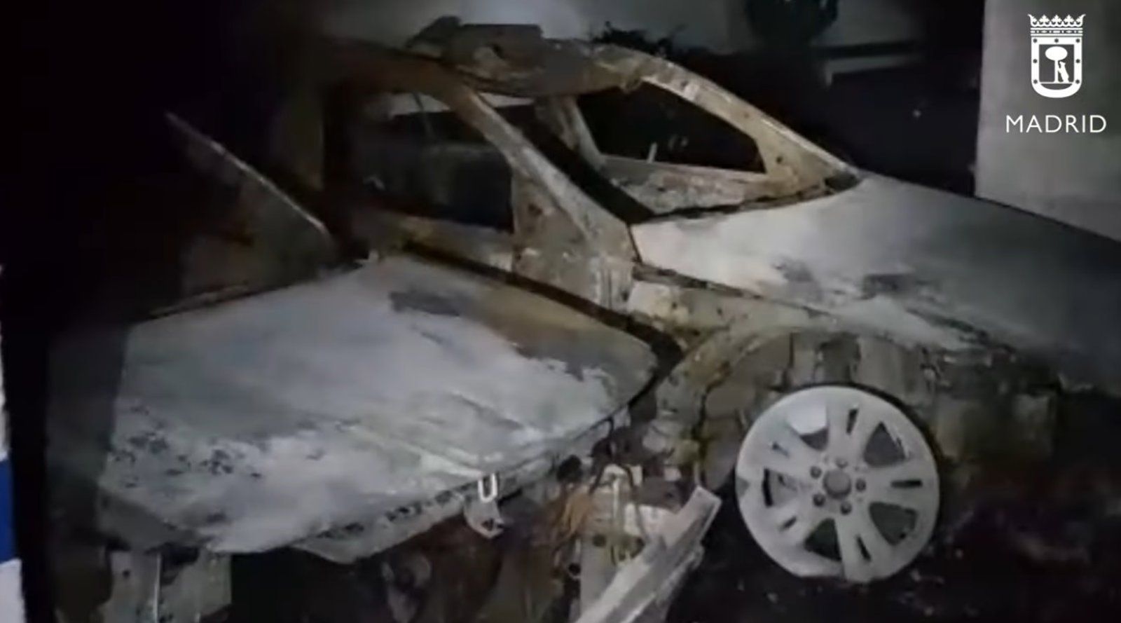 Seis coches y una moto calcinados tras incendio en garaje de La Latina