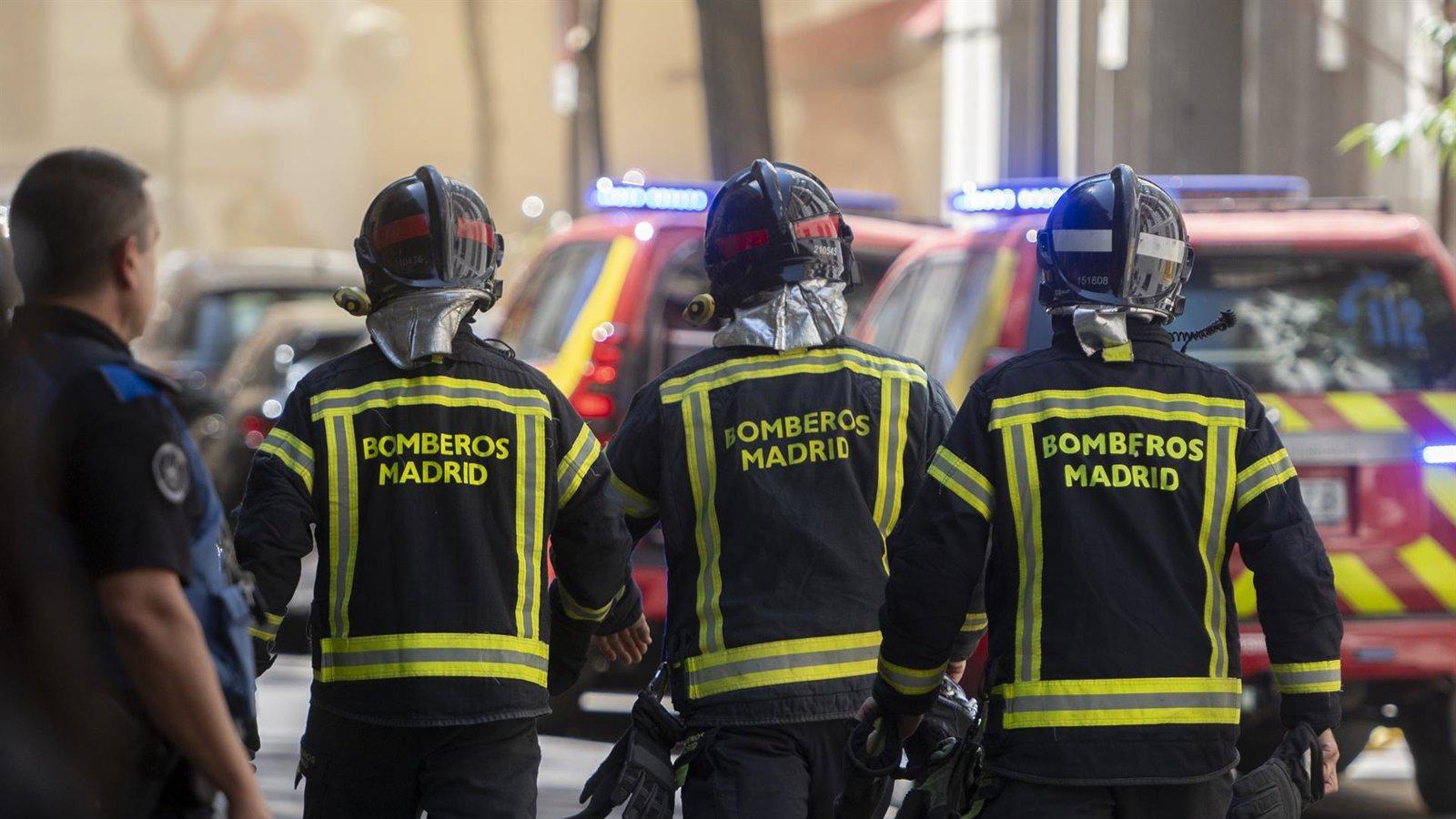 Controlado un incendio en un garaje de Villaverde que causa daños estructurales en el edificio