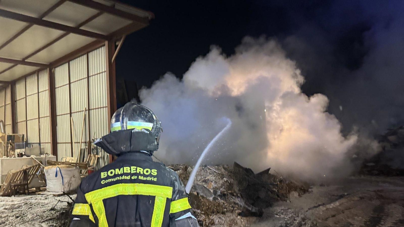 Arde un vehículo de alta gama en un concesionario de Alcobendas