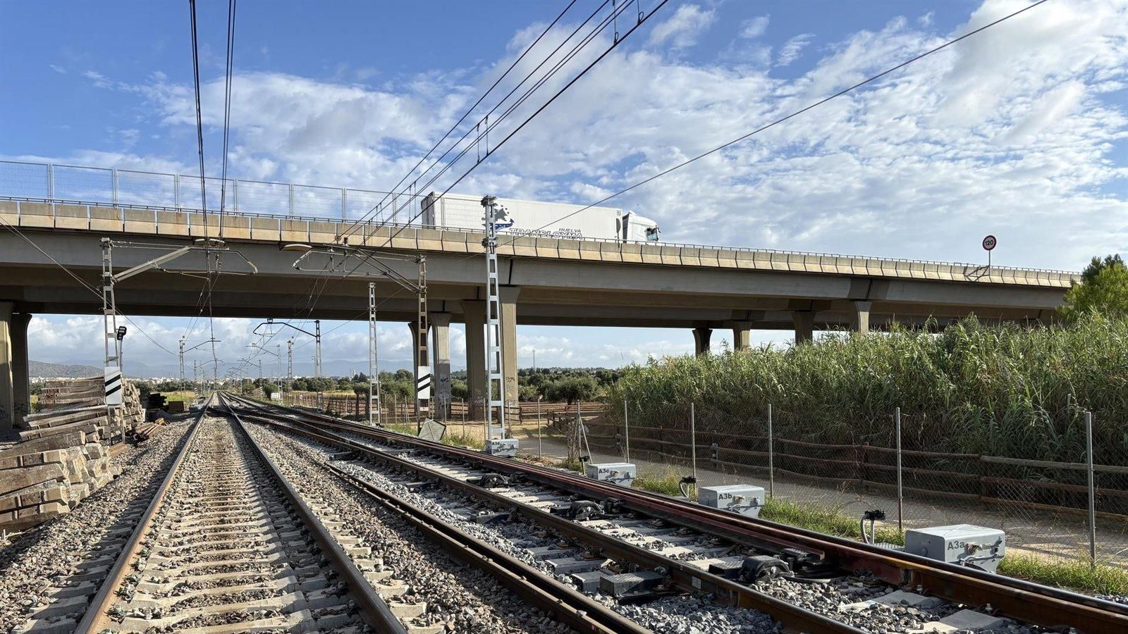 Adif vuelve a reducir la velocidad en la línea Madrid-Barcelona tras las denuncias de los maquinistas