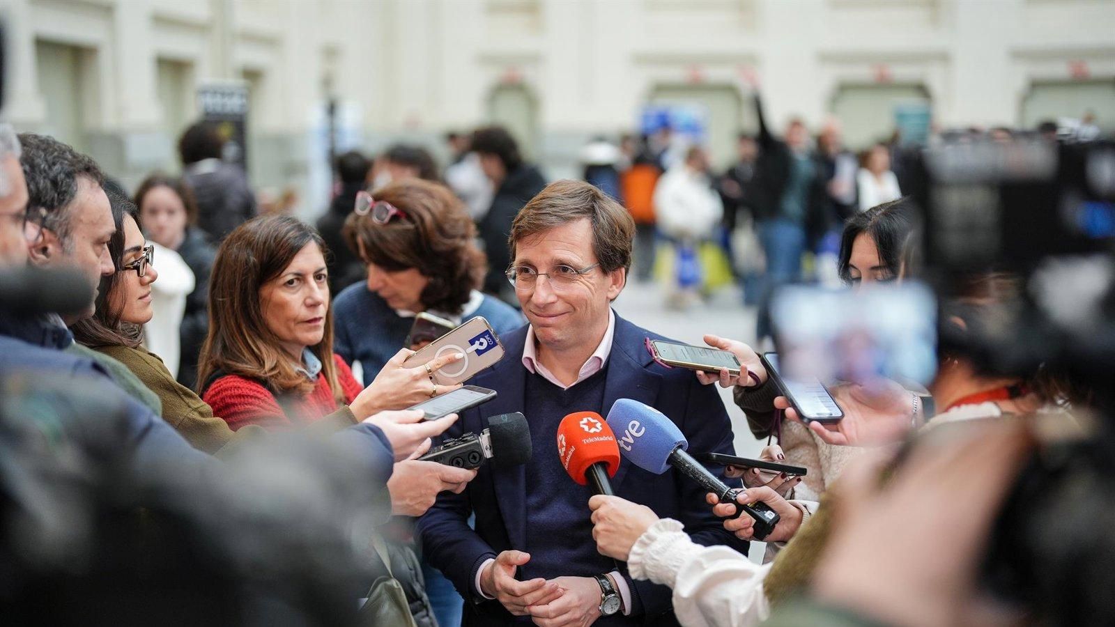 Almeida ironiza con el suspenso de Sánchez en el CIS frente a su aprobado en Madrid