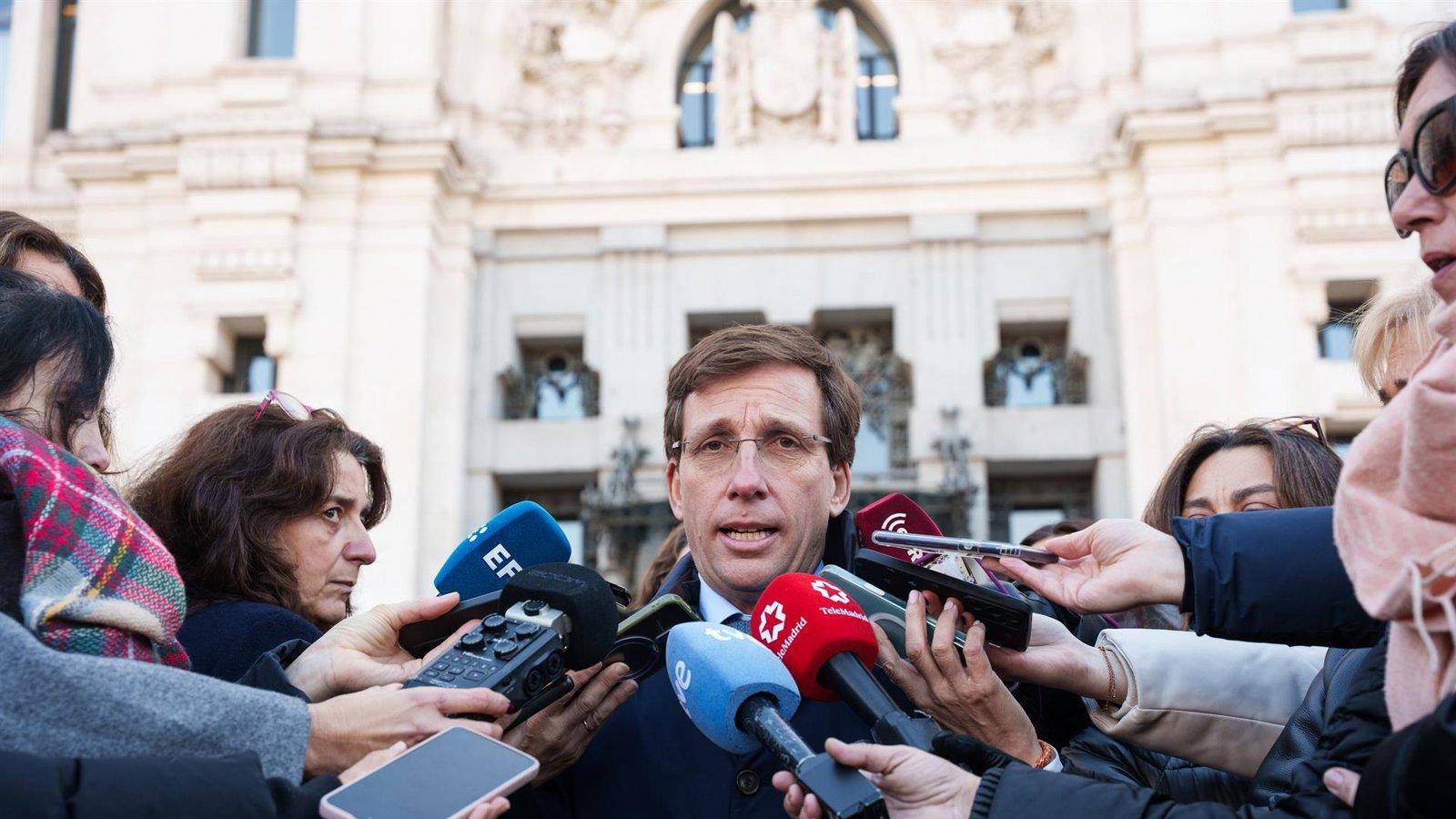 Almeida exige responsabilidades políticas al Gobierno por el accidente de Adamuz: “No se puede pasar de decir que vivimos el mejor momento del tren a esto”