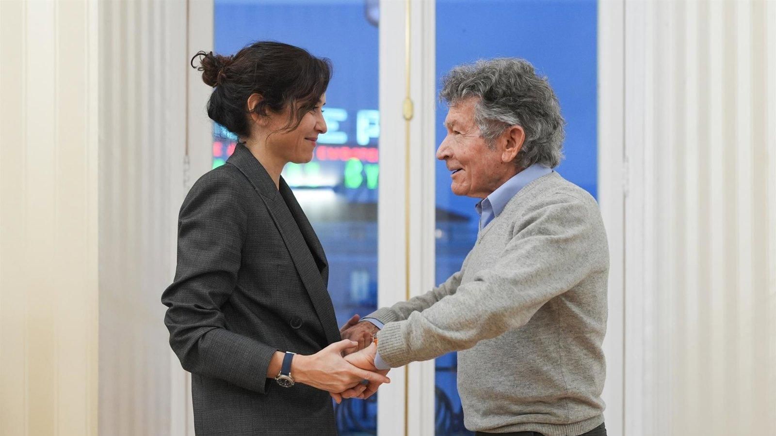Ayuso recibe en Sol al alpinista Carlos Soria tras su ascenso al Manaslu