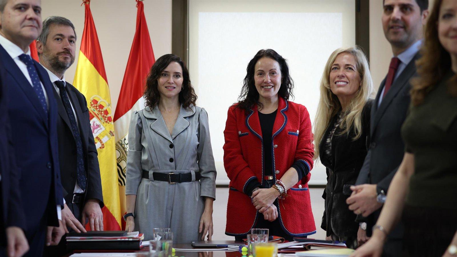 Ayuso ve “fanatismo e ilegalidad” en la regularización de migrantes y advierte de su impacto en servicios públicos