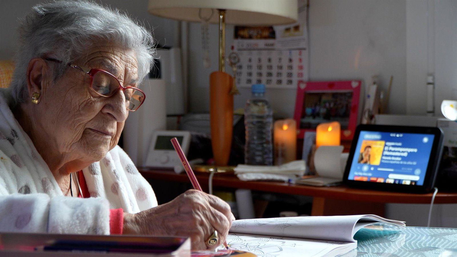 Cruz Roja combate la soledad de los mayores con más de 1.400 dispositivos de voz en Madrid