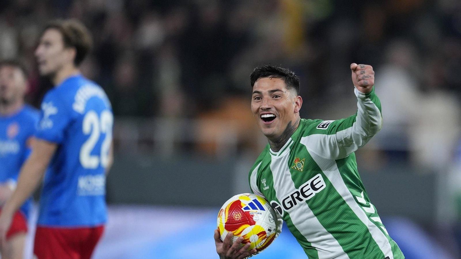 Betis y Alavés sellan su pase a cuartos en la Copa tras superar al Elche y al Rayo Vallecano