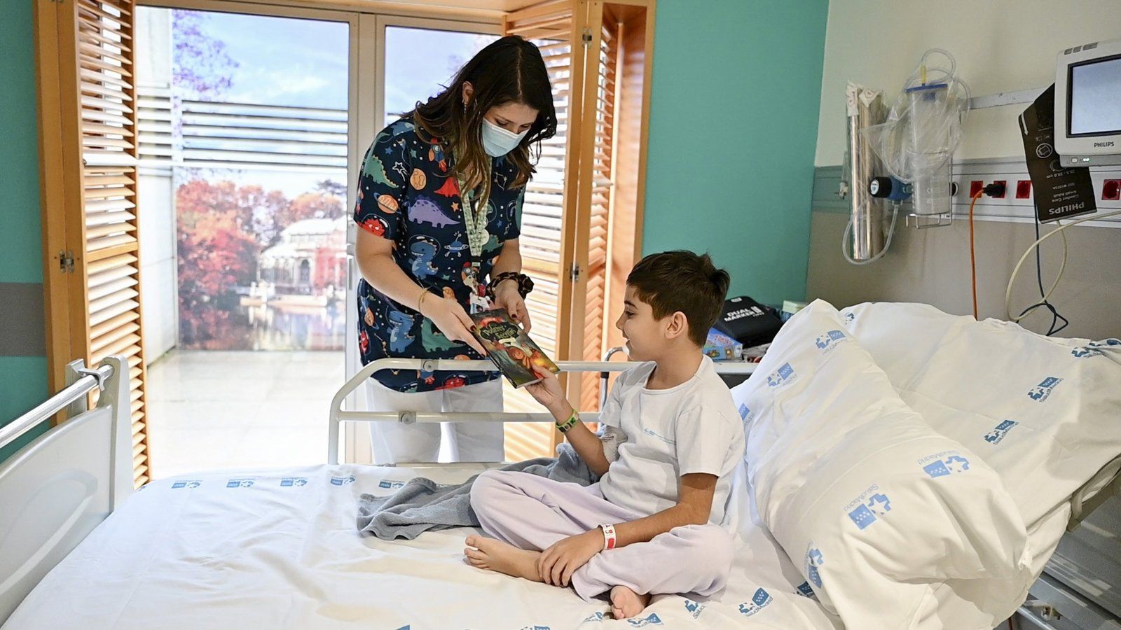 El Hospital Gregorio Marañón fomenta la lectura entre niños hospitalizados en el Día Internacional de la Educación