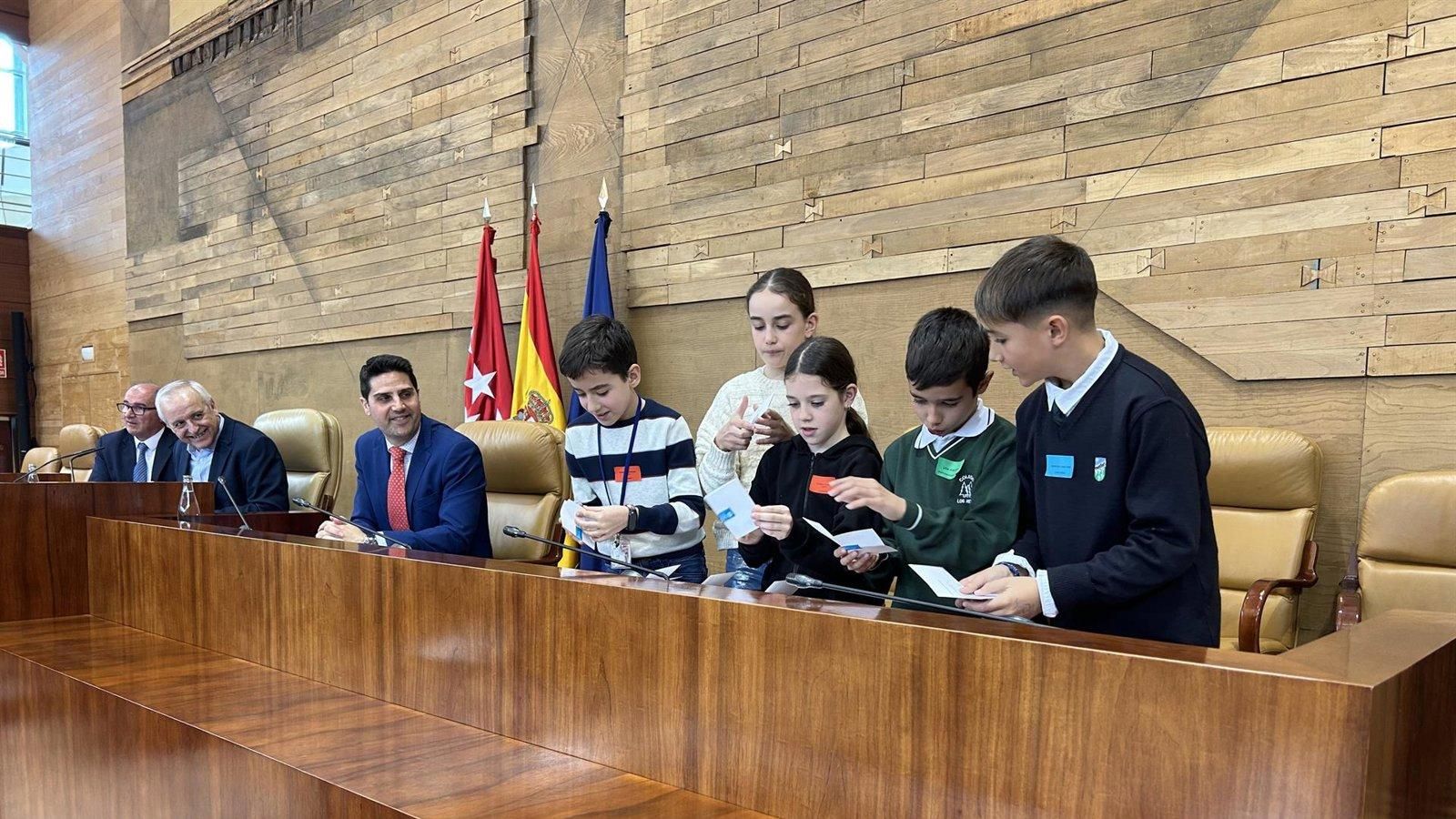 Alumnos madrileños toman la palabra en la Asamblea para hablar de tecnología y valores