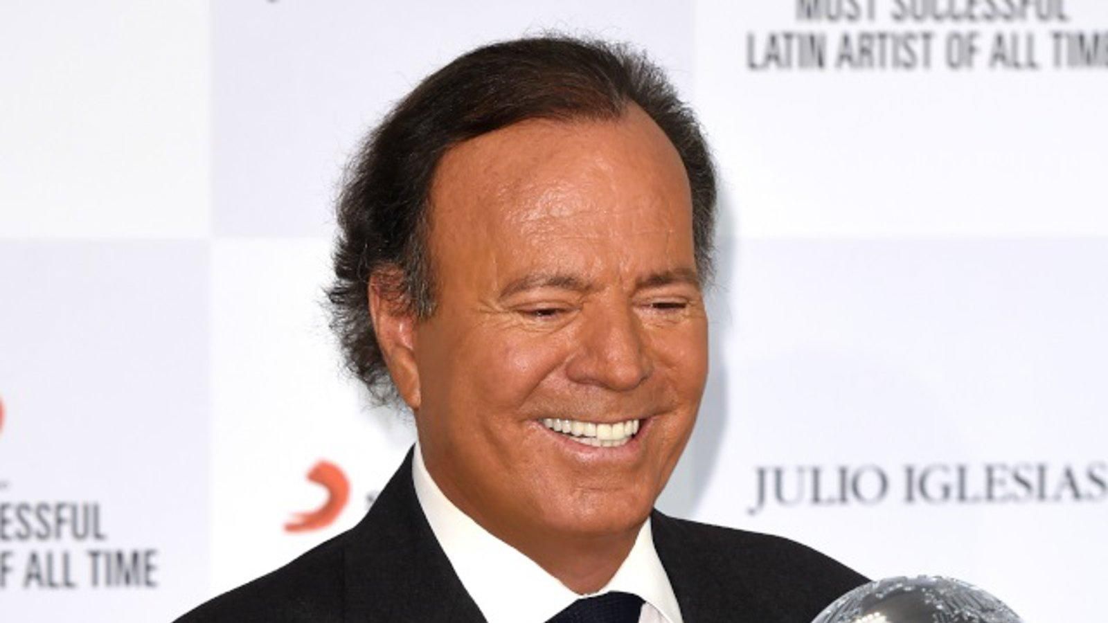 Ayuso celebra que Fiscalía haya "frenado" denuncia contra Julio Iglesias y tilda de "nefasto" el trato que ha recibido