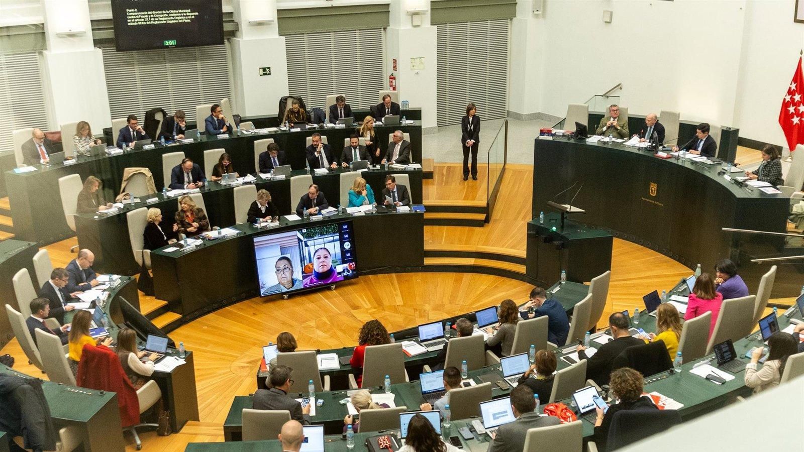 El Gobierno de Almeida se desmarca de Vox y niega la existencia del síndrome de alienación parental