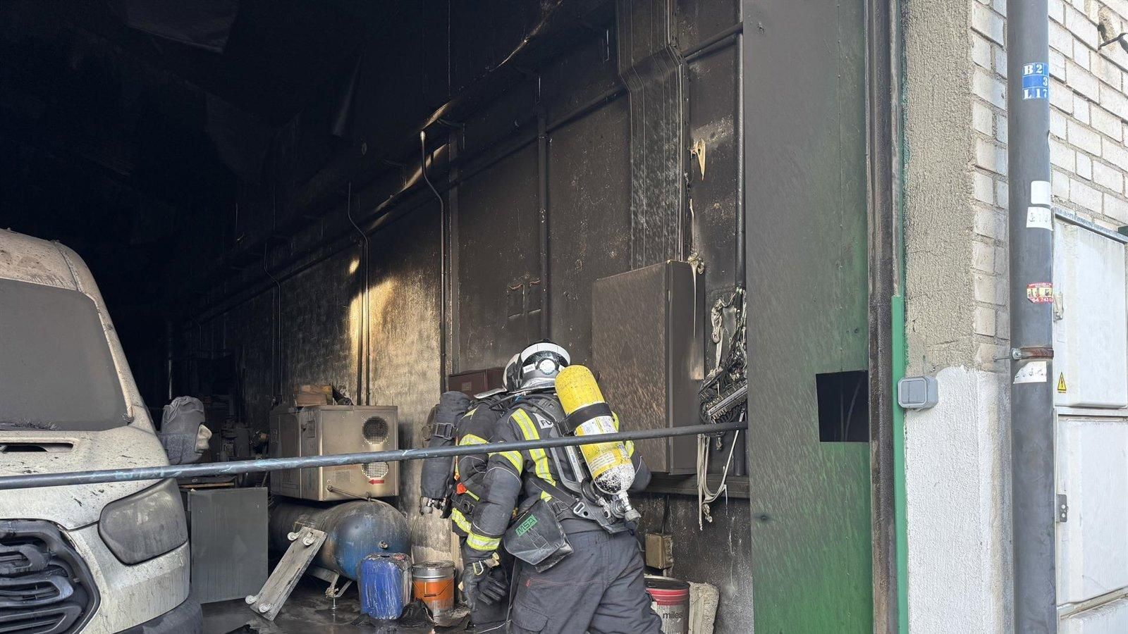 Los Bomberos extinguen un incendio en una nave industrial de Humanes de Madrid
