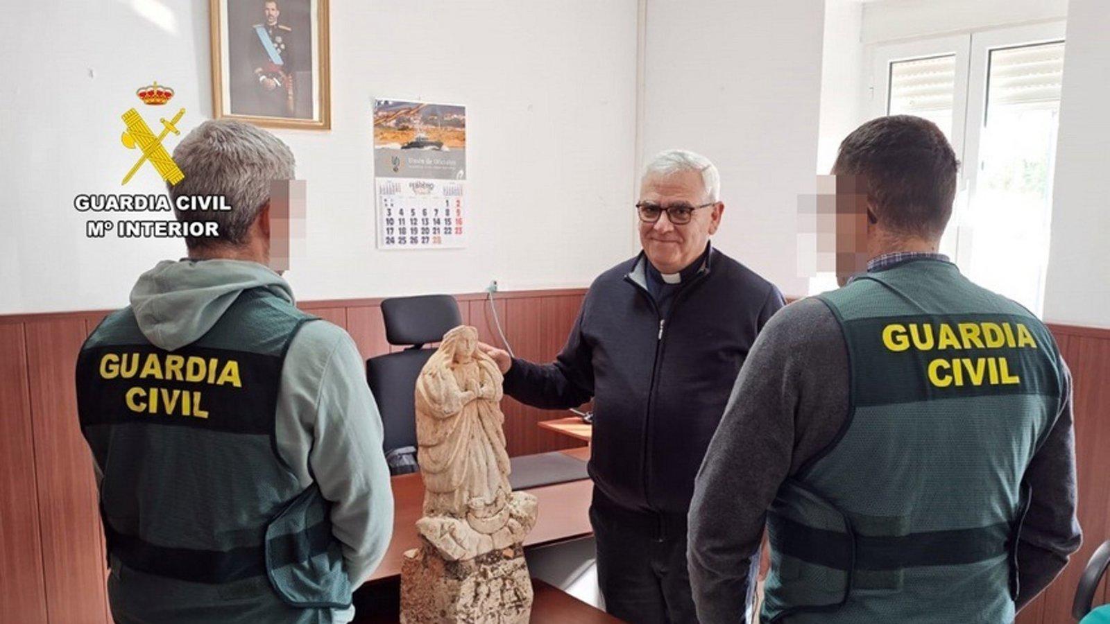La Guardia Civil recupera en San Lorenzo de El Escorial una virgen robada en Badajoz