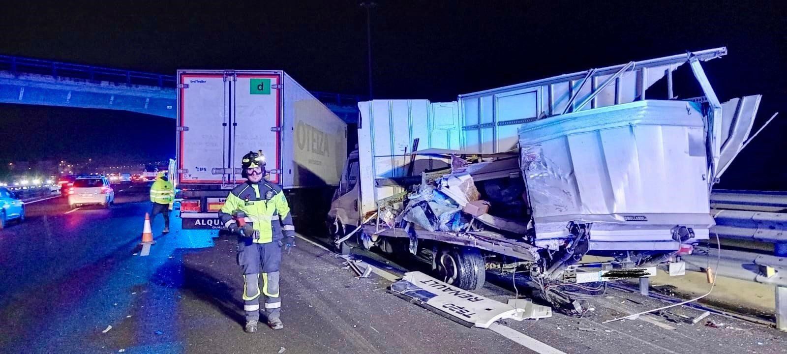 Un camionero herido tras chocar con un tráiler en la M-50