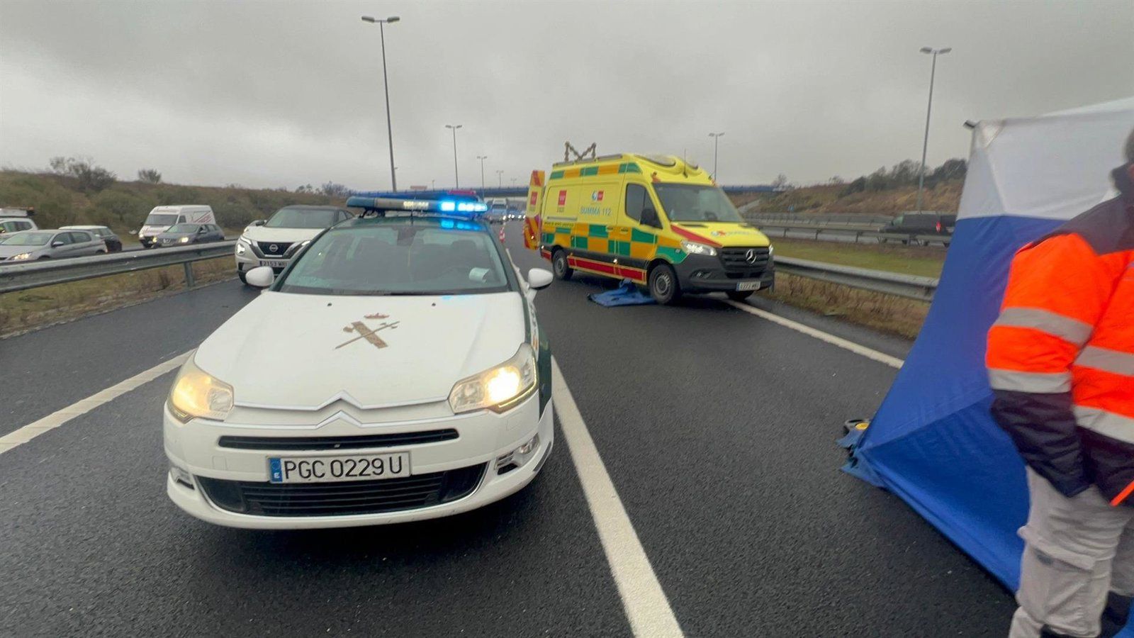 Un conductor, herido grave tras chocar su turismo con un camión en la M-50 en Alcorcón