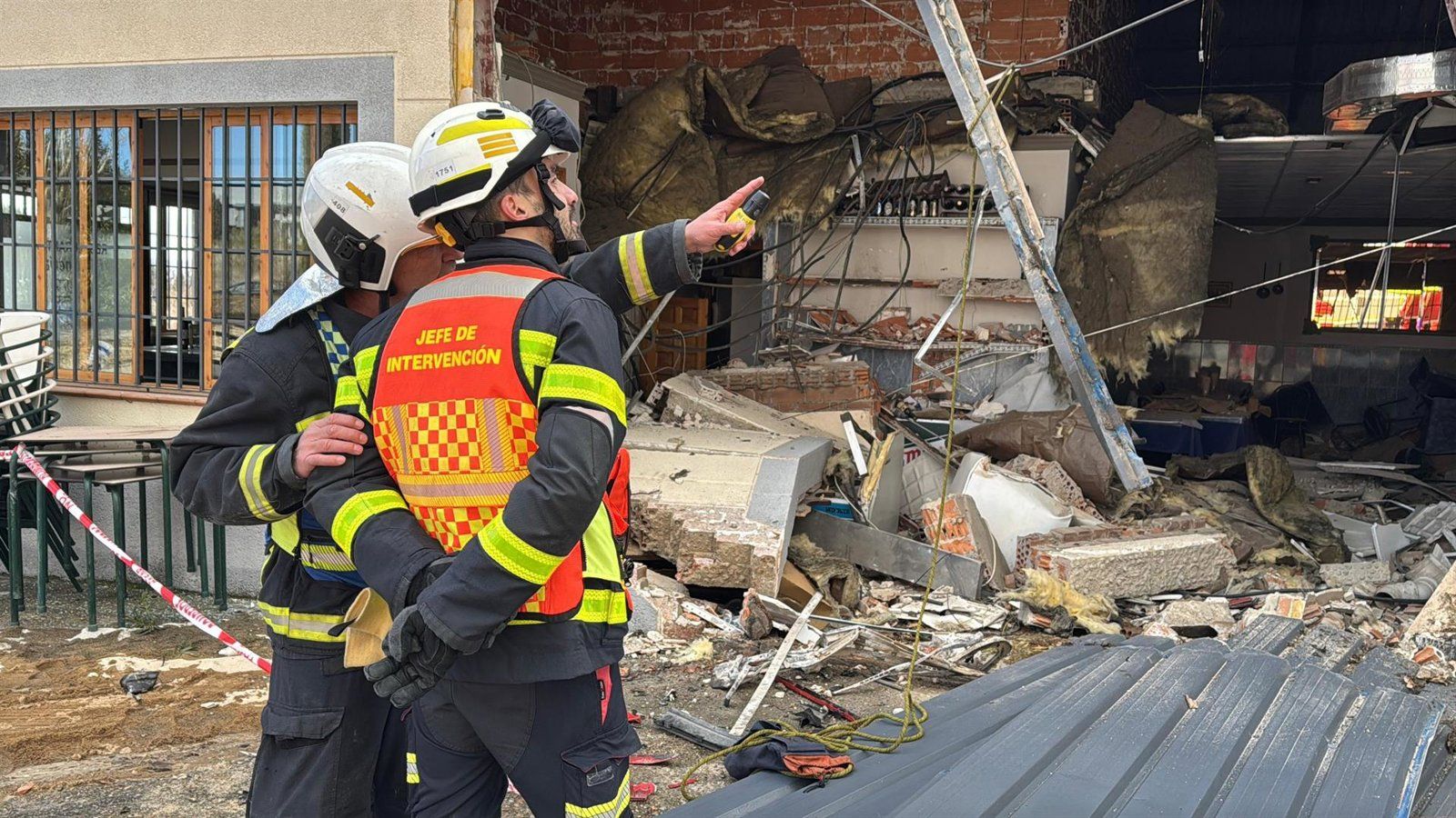 Un camión se empotra en un restaurante de Ajalvir y su conductor resulta herido leve