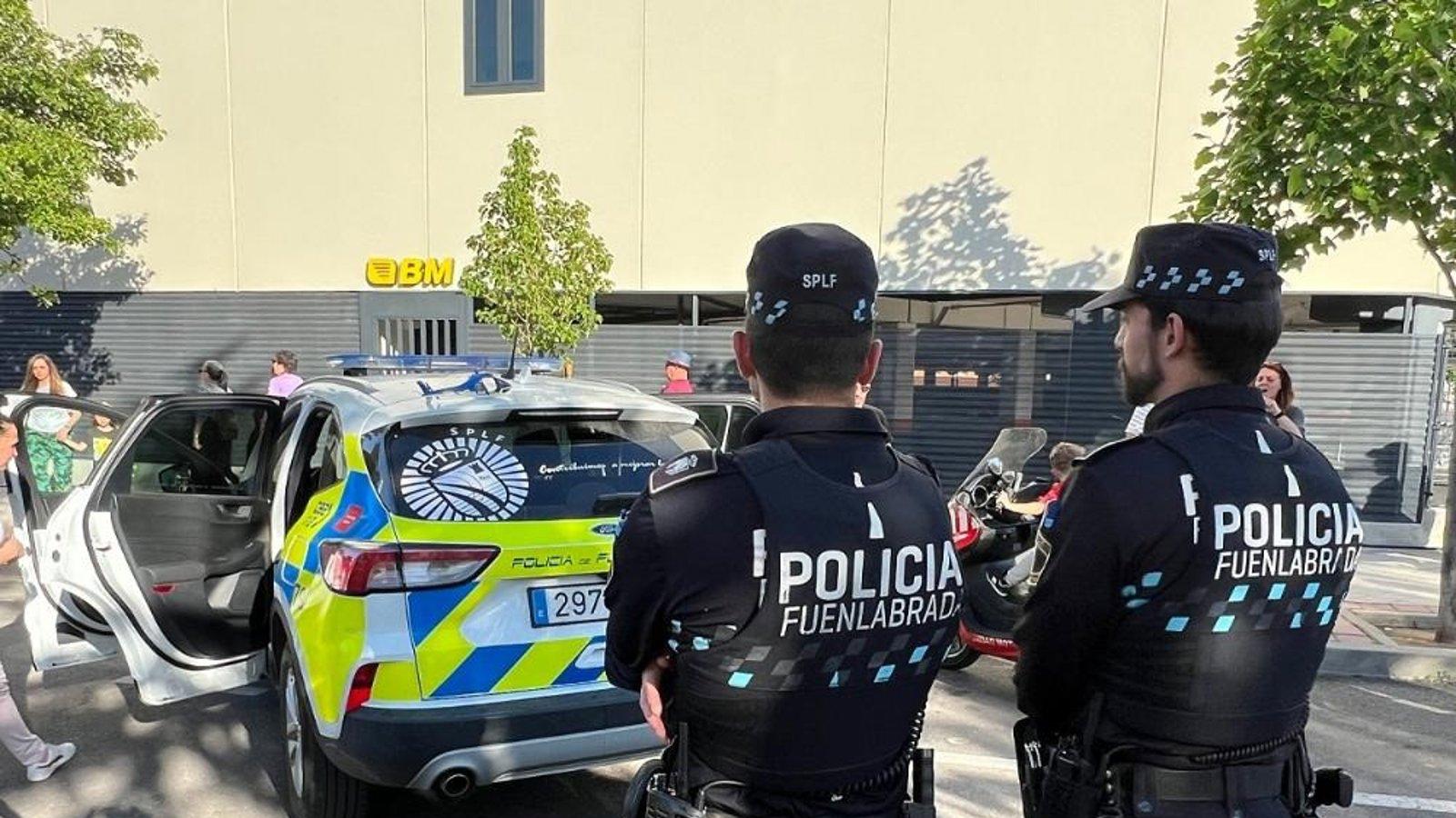 Agentes de la Policía Nacional encañonan a tres jóvenes tras una reyerta en Fuenlabrada