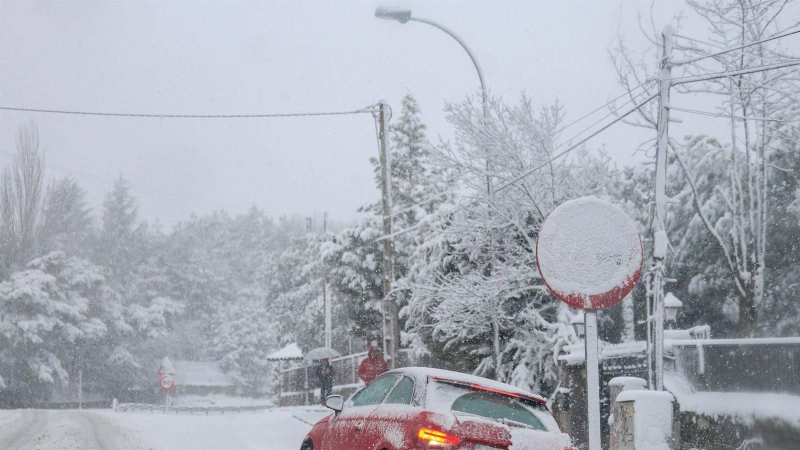 Todos los puertos de montaña reabren en Madrid aunque sigue siendo obligatorio el uso de cadenas