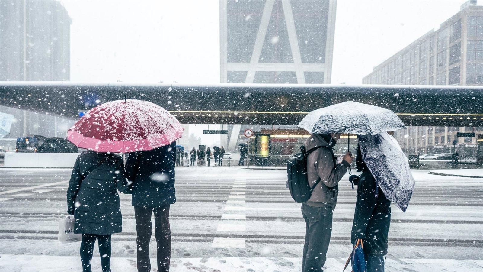 El temporal cubre de nieve la Comunidad de Madrid y dificulta la circulación