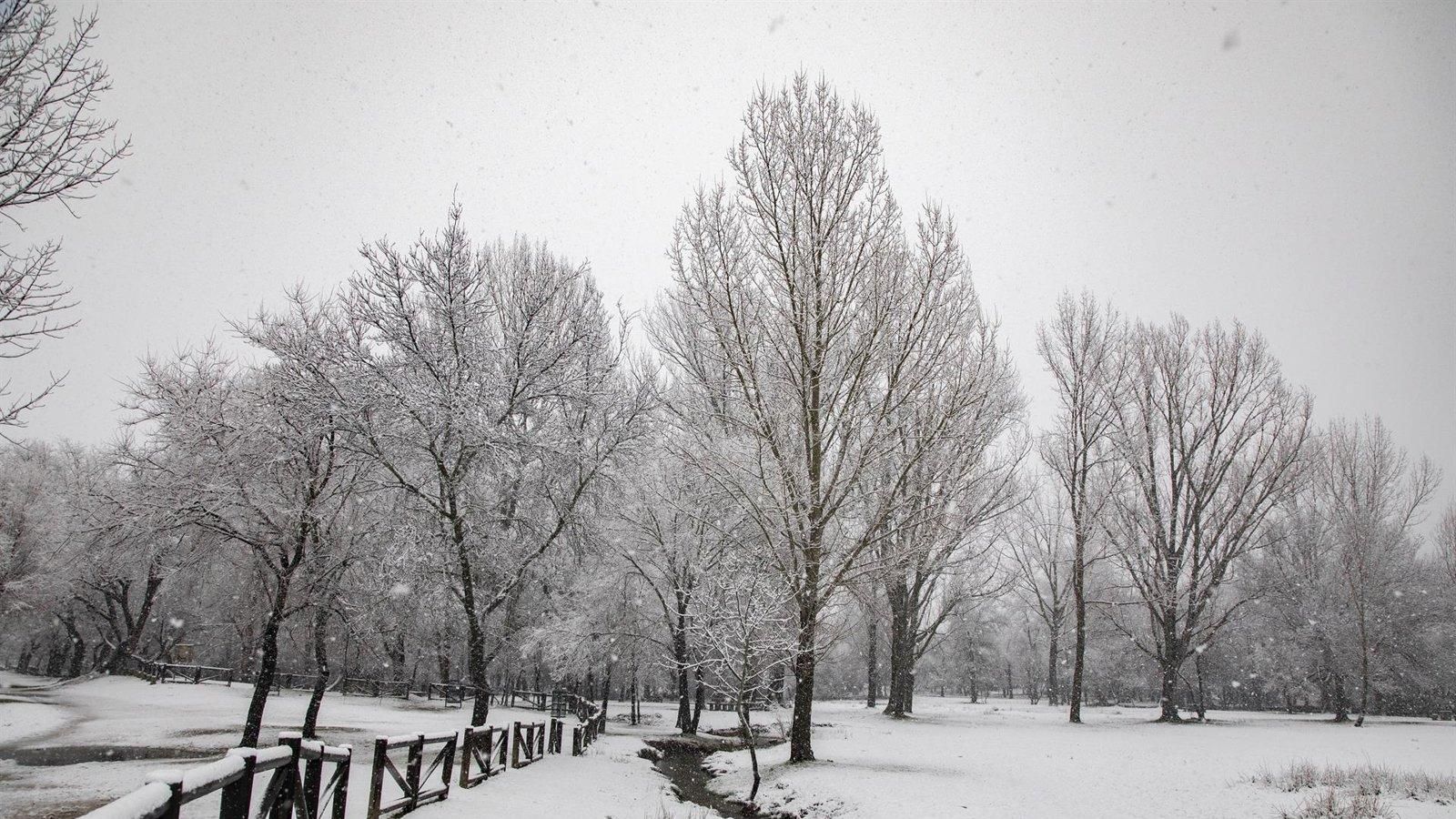 Varios municipios de la sierra cancelan clases y servicios por la nevada y piden evitar desplazamientos