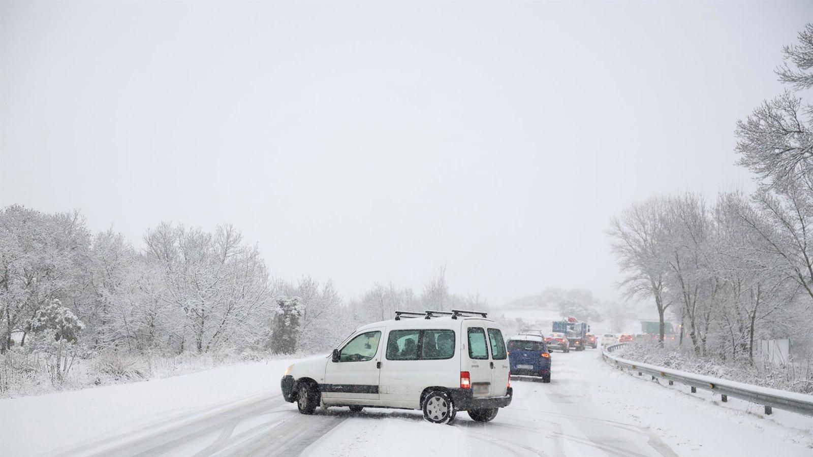La Comunidad de Madrid activa 90 operarios y 30 quitanieves ante la nevada