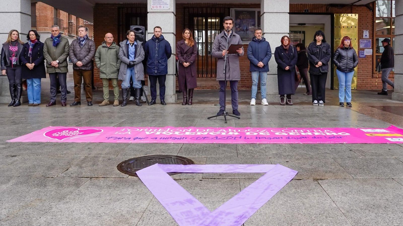 Torrejón rinde homenaje con un minuto de silencio a las víctimas de la violencia machista asesinadas en 2025