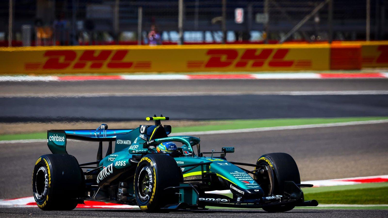 Alonso y Aston Martin viven un día complicado en Baréin y Mercedes lidera los test de pretemporada