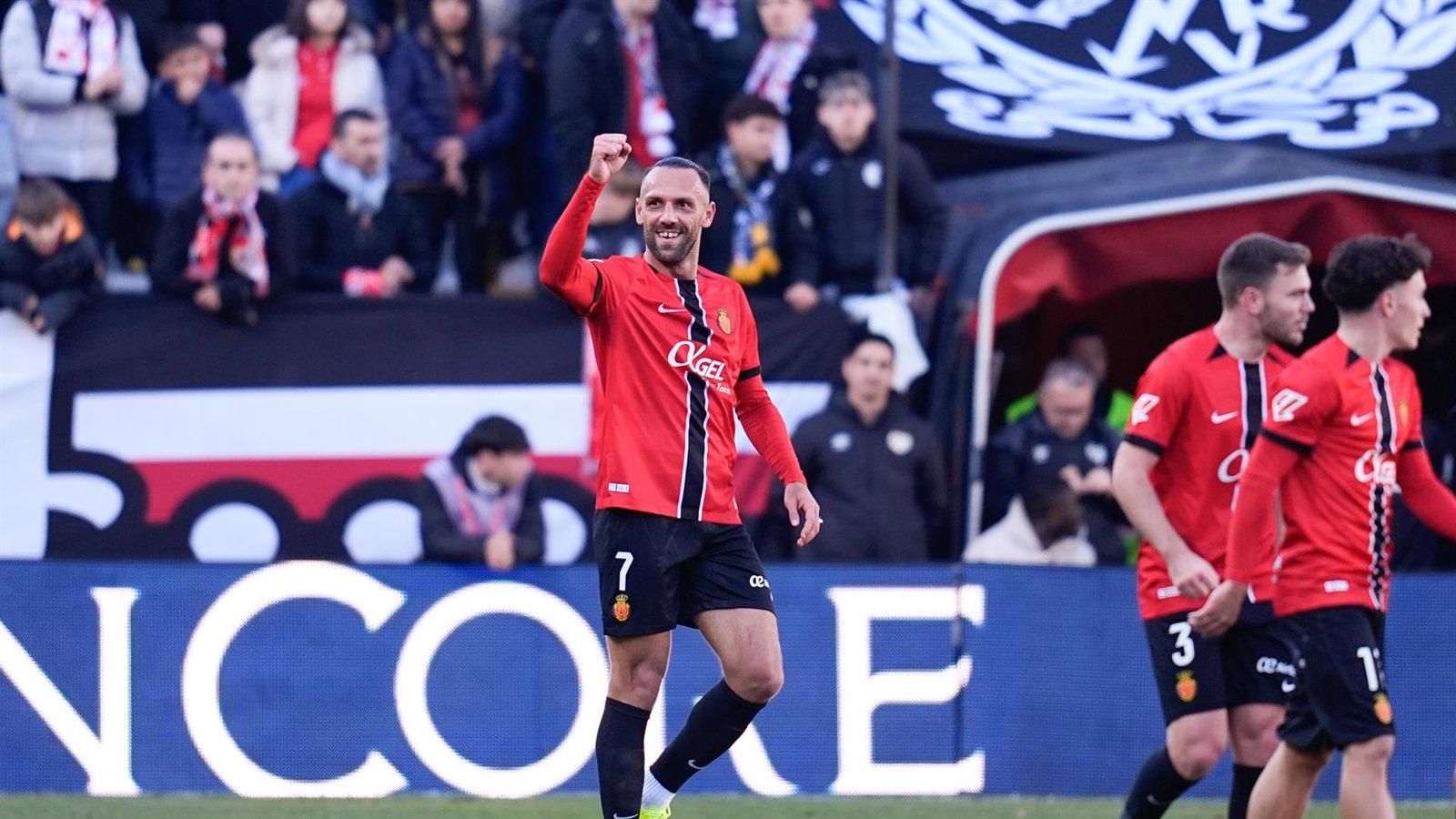 El Mallorca golea al Sevilla y sale del descenso y deja al Rayo en zona de peligro