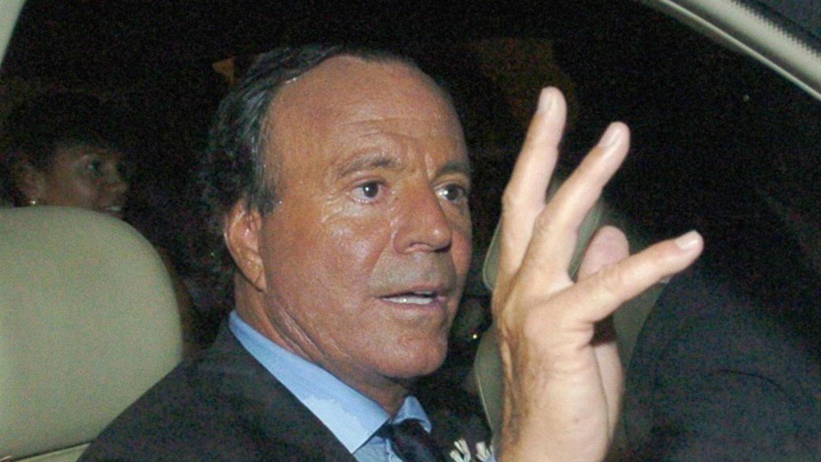 Julio Iglesias demanda a Yolanda Díaz por acusarle de “abusos sexuales” y “esclavitud”