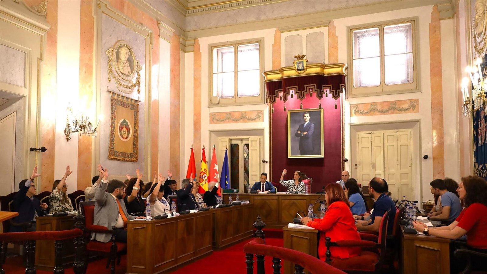 El Pleno de Alcalá aprueba prohibir el acceso con el rostro cubierto en dependencias municipales
