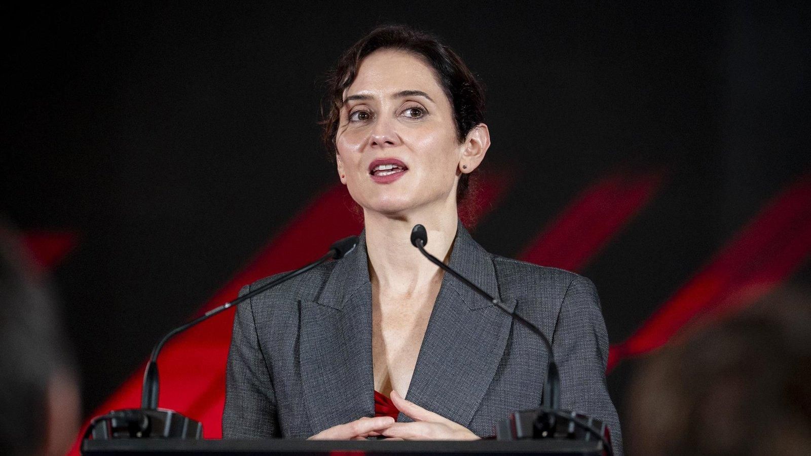 Ayuso defiende al Rey emérito y sostiene que la Corona está “al servicio de España”