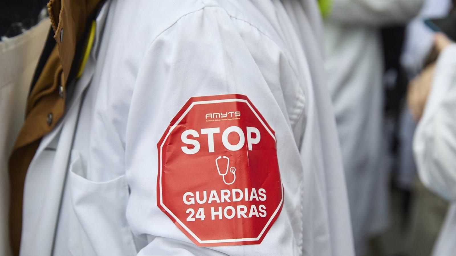 El Gobierno regional acusa a la ministra Mónica García de provocar un deterioro del sistema sanitario por su “cerrazón”