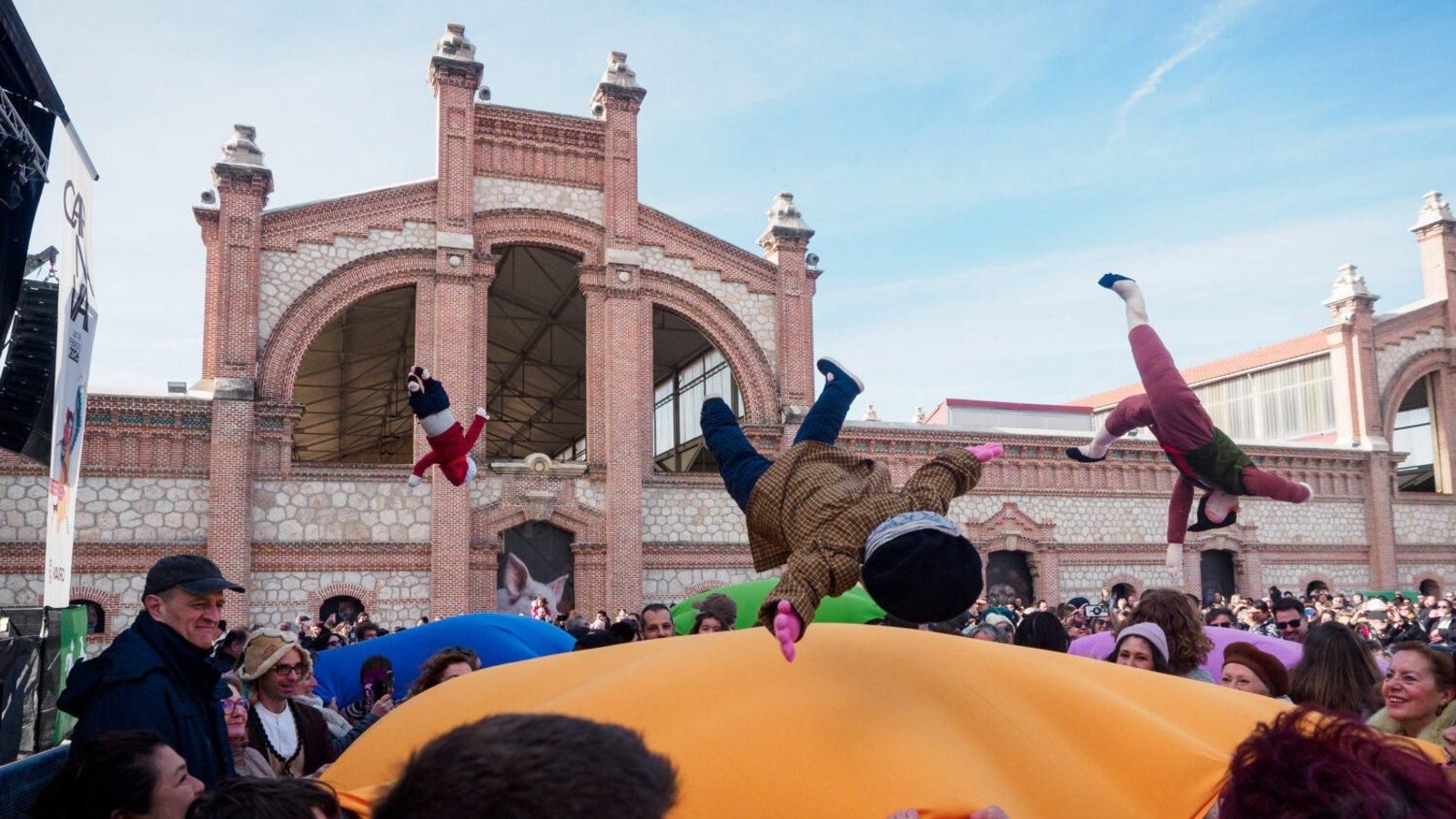 Coplas, chirigotas y manteo del pelele: el Carnaval de Madrid llena Matadero de música y humor