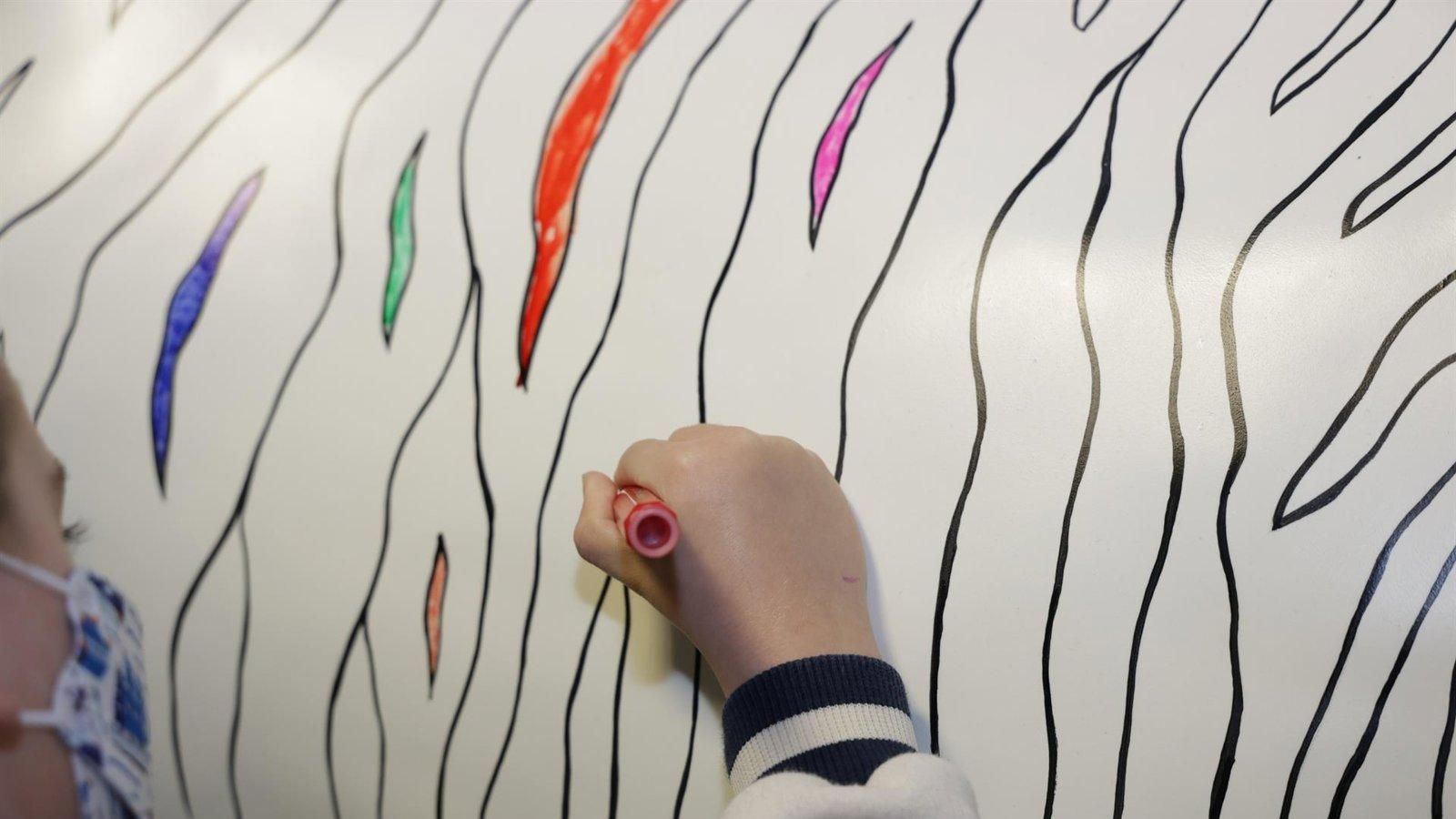 El Hospital La Paz instala una cebra gigante para visibilizar las enfermedades raras