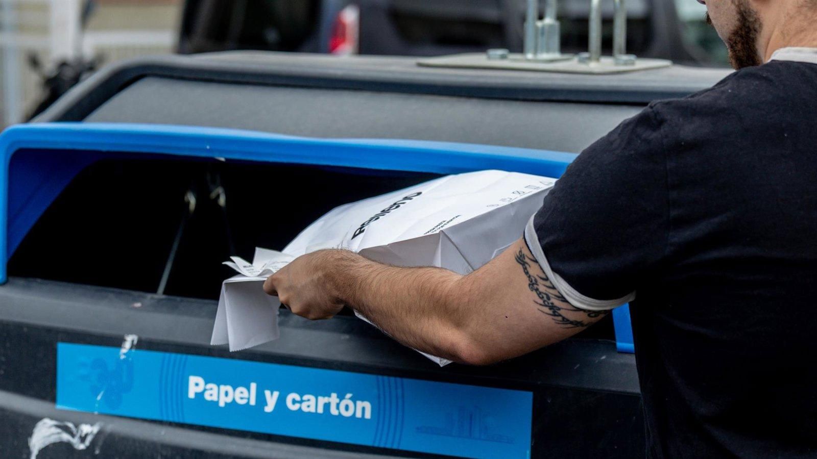 Patrullas secretas de Policía y Limpieza imponen 111 multas en un mes por tirar mal la basura en Madrid