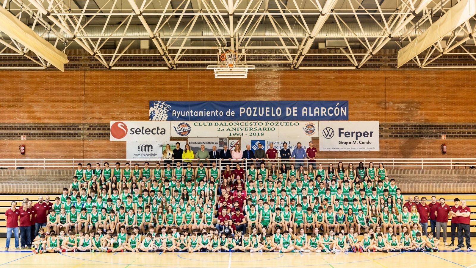 El Club Baloncesto Pozuelo reúne a 350 jugadores en la foto oficial de temporada en El Torreón